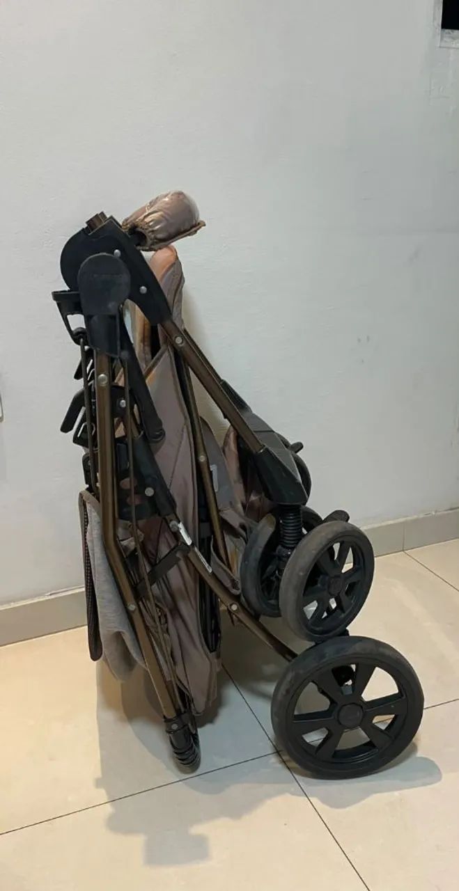 Carinho de bebê com bebê conforto 