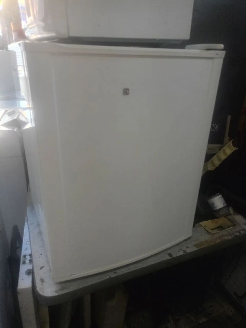 Frigobar Eletrolux 80 litros funcionando perfeitamente 127b - Foto 2