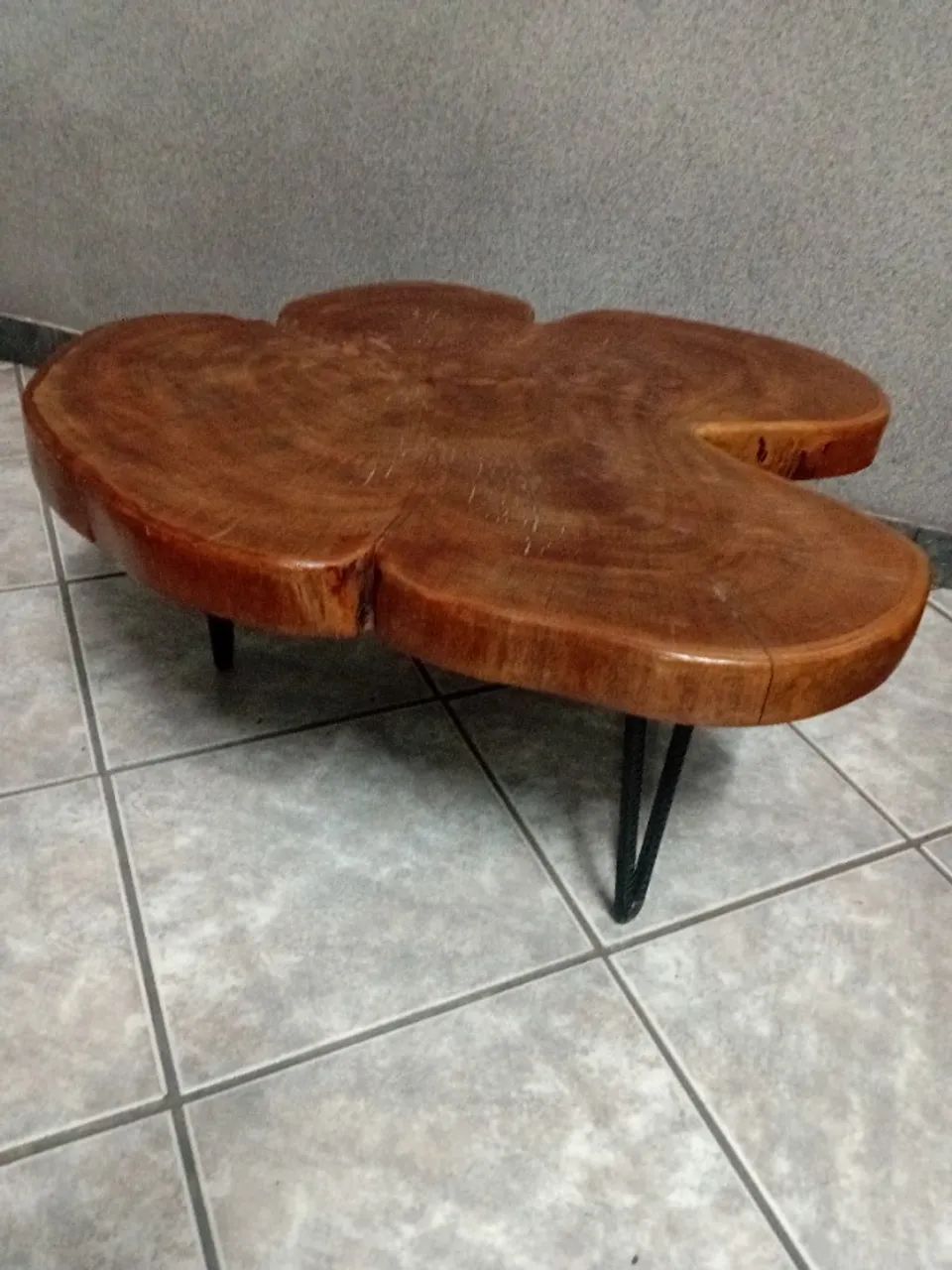 Mesa de centro em tora de madeira 