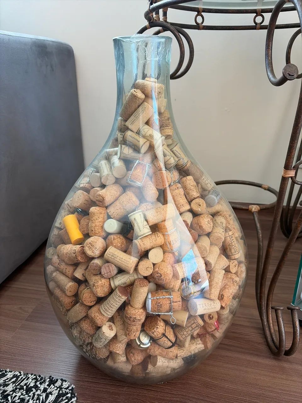 Rolhas decorativas com garrafão de vidro