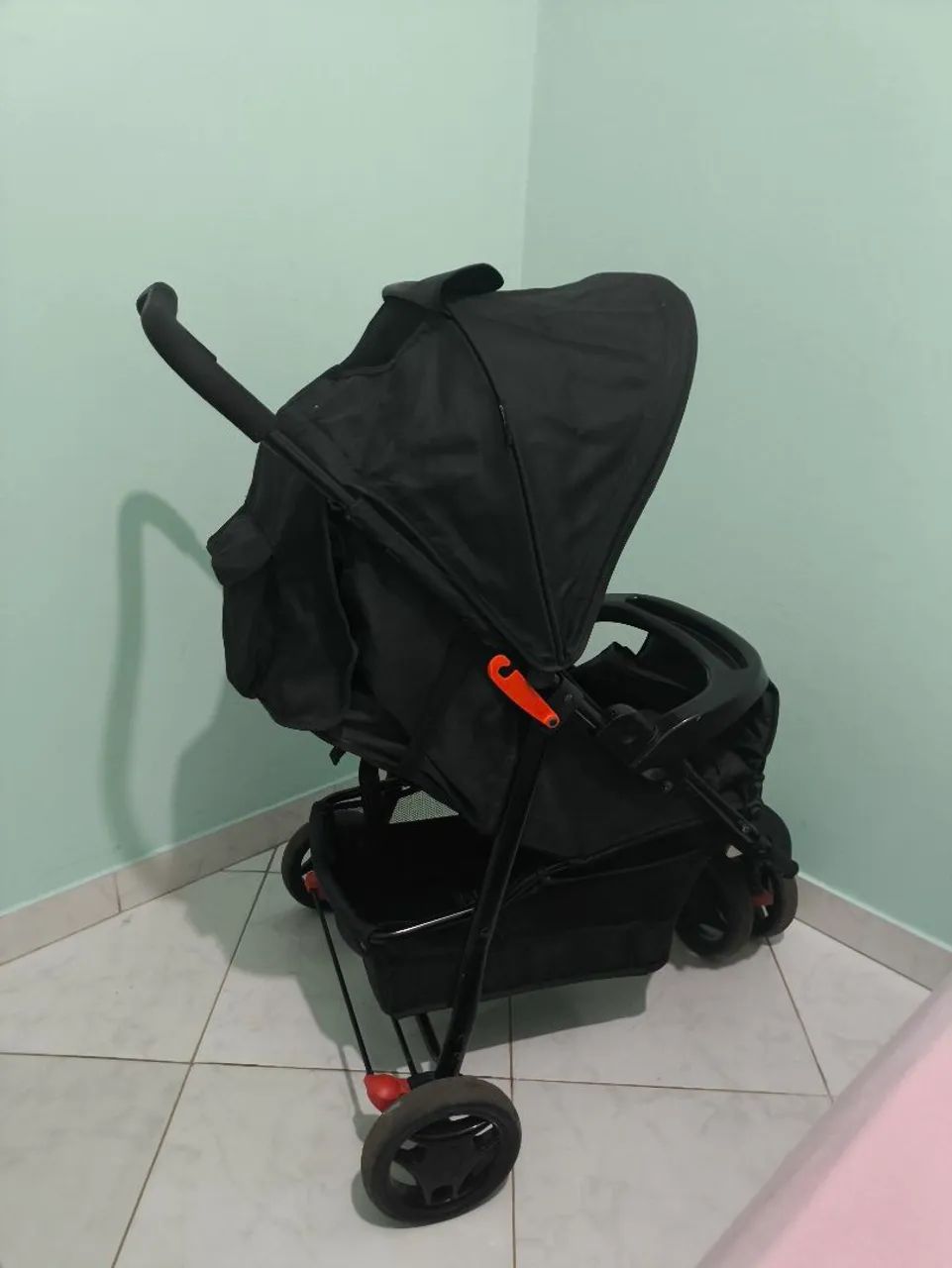 Carrinho confortável para bebê, marca Cosco.