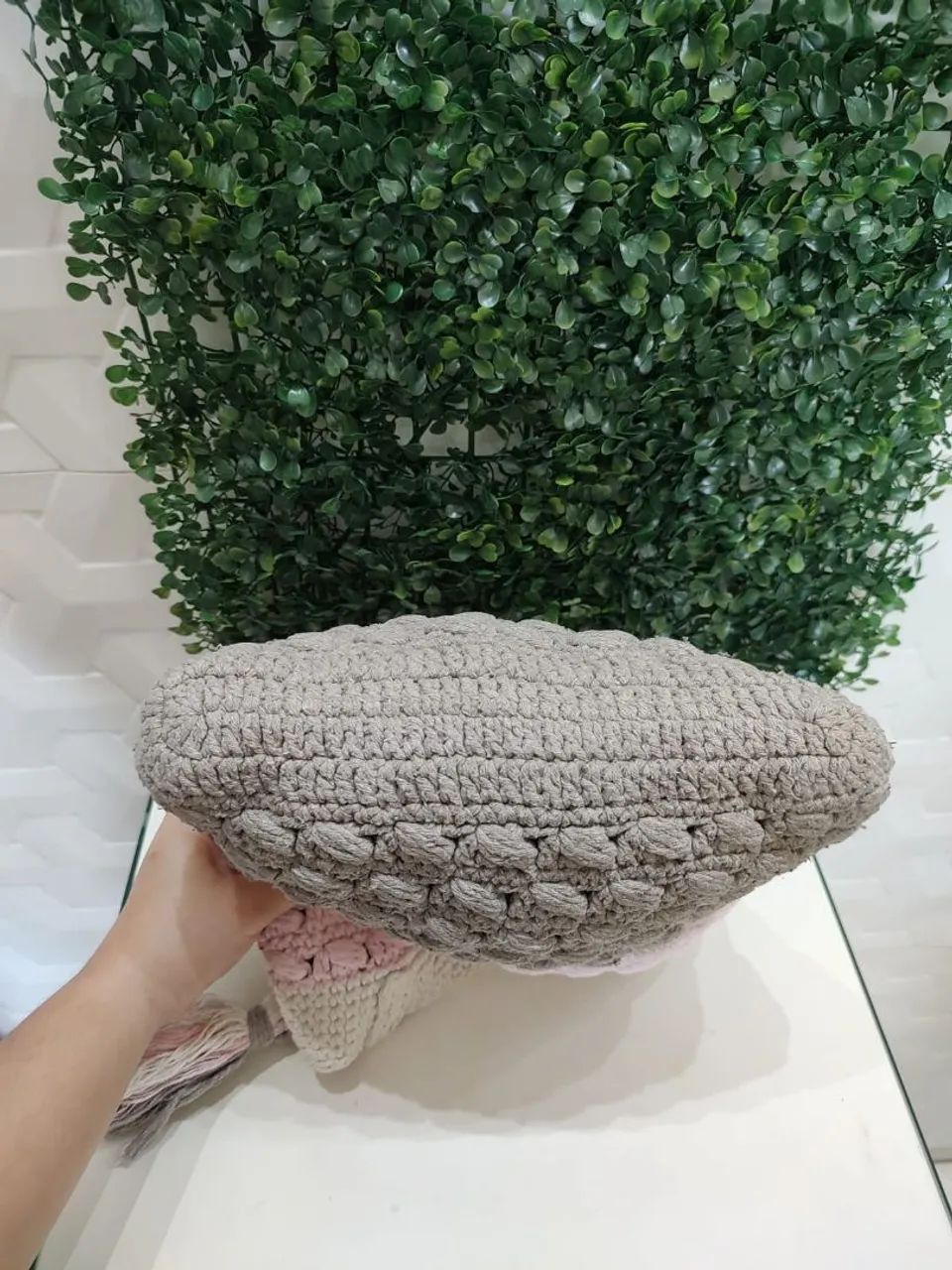 Bolsa ombro tote saco tricô napolitano creme rosa marrom chaveiro artesanal sacola - Foto 4