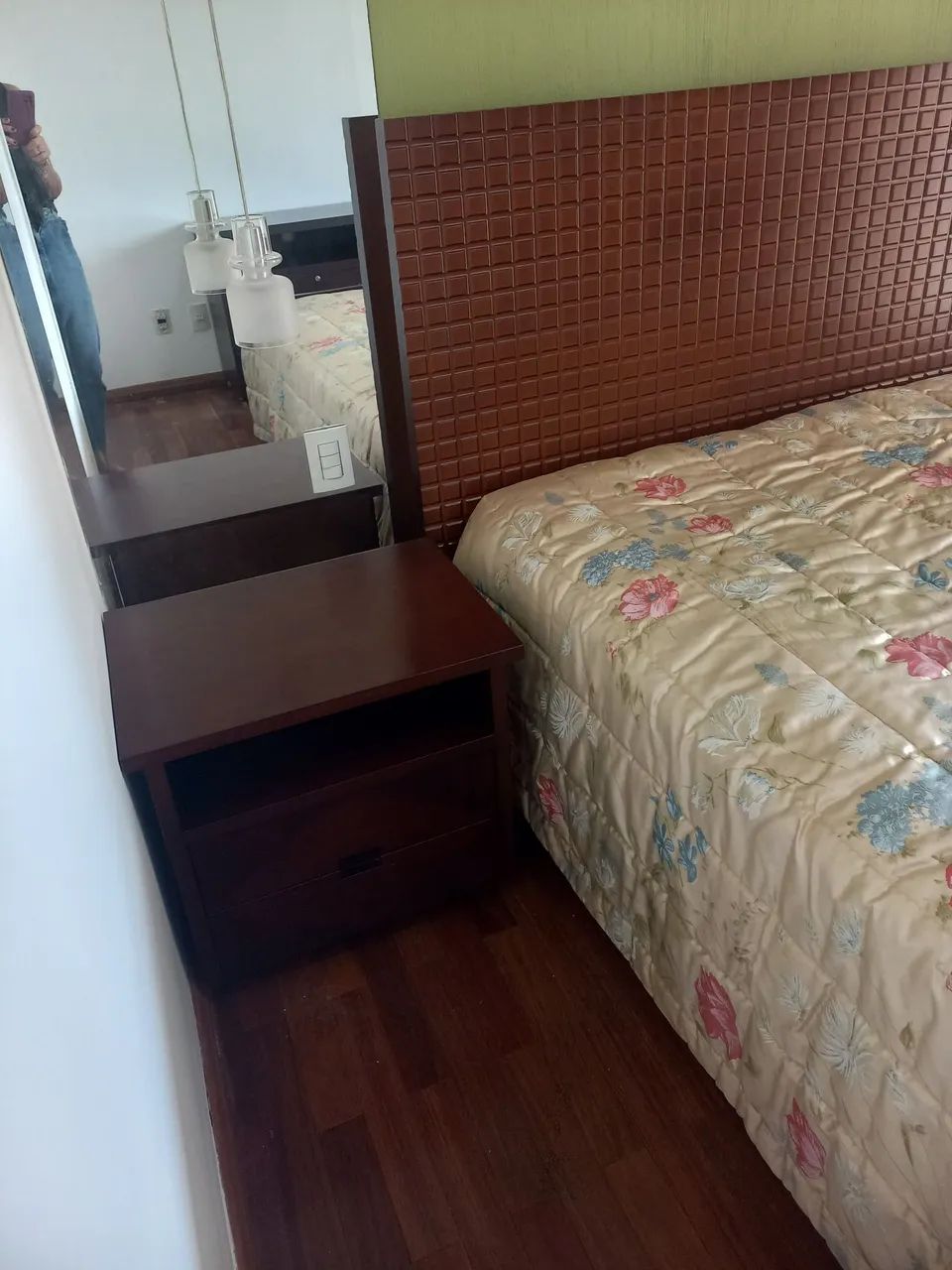 Cama Queen e 2 criados mudos em madeira! - Foto 3