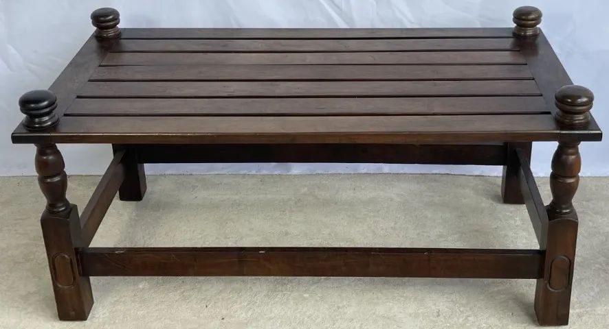 Mesa retangular baixa de centro em madeira clara, tampo vazado com réguas *Descrição