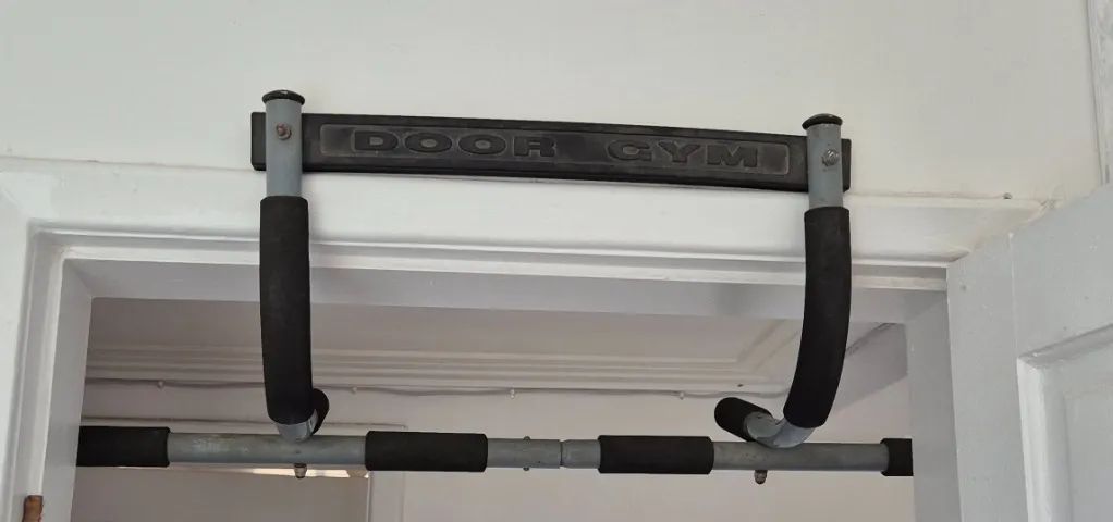 Barra de Exercícios Multifuncional para Porta (Pull-Up Bar)