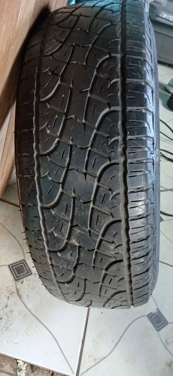 Peneus de caminhoneta 