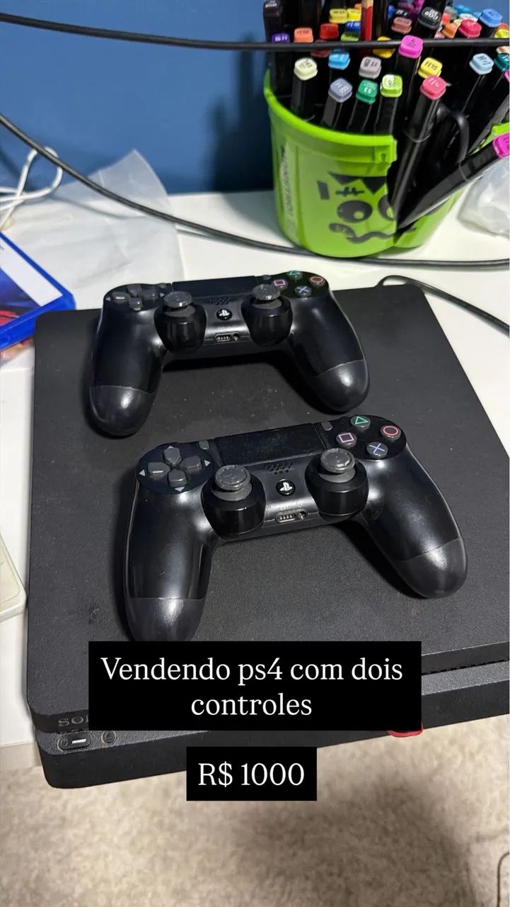 PS4 com dois controles 