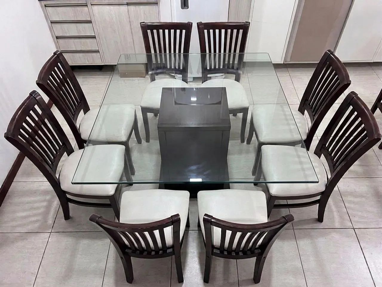 Mesa com tampo de vidro c/8 cadeiras. 