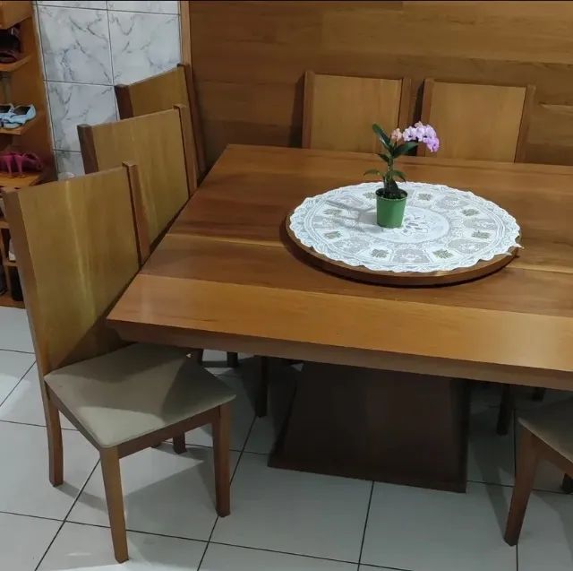 Mesa de madeira com 8 cadeiras - Foto 2