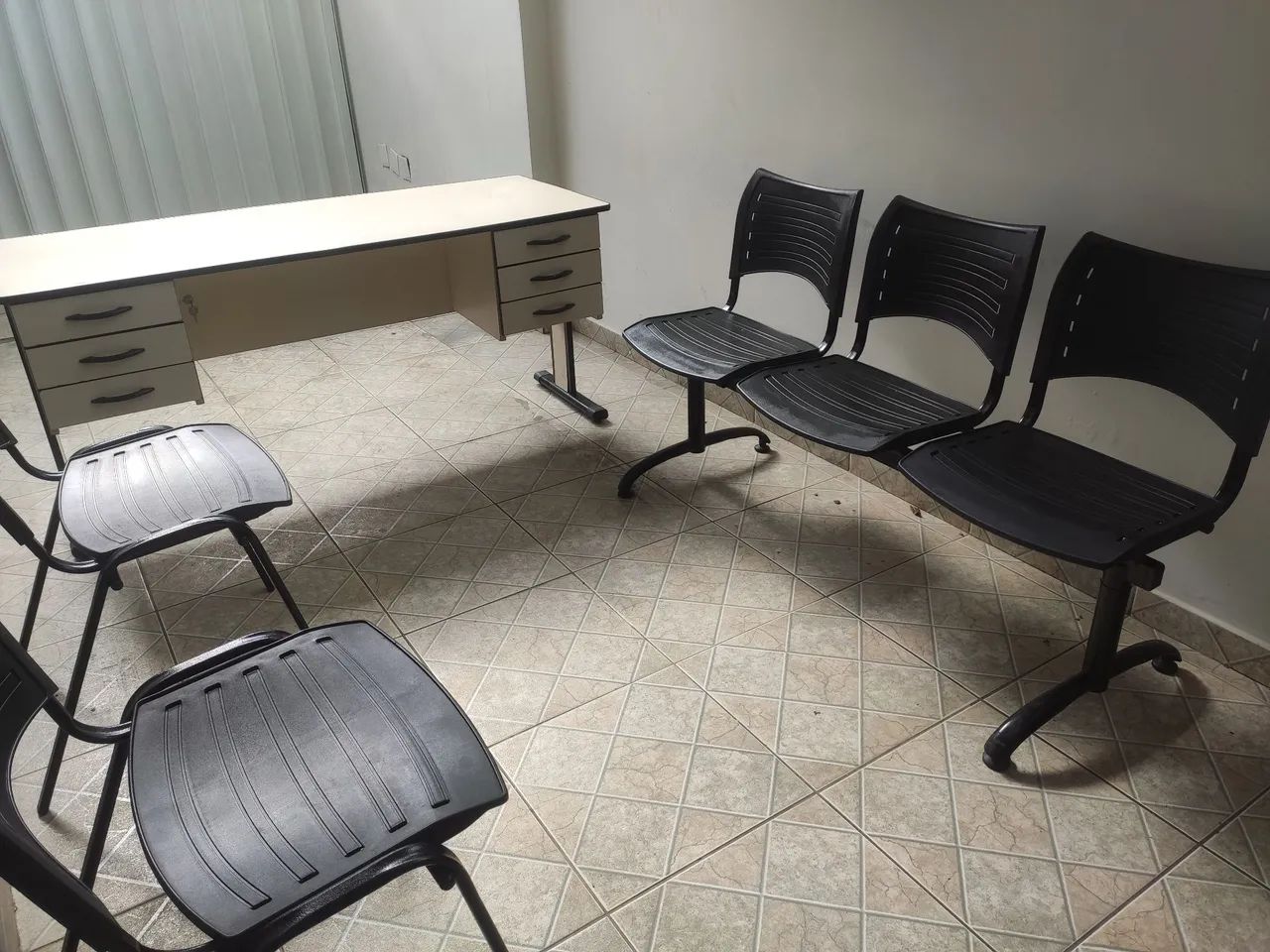 Mesa e cadeiras para escritório