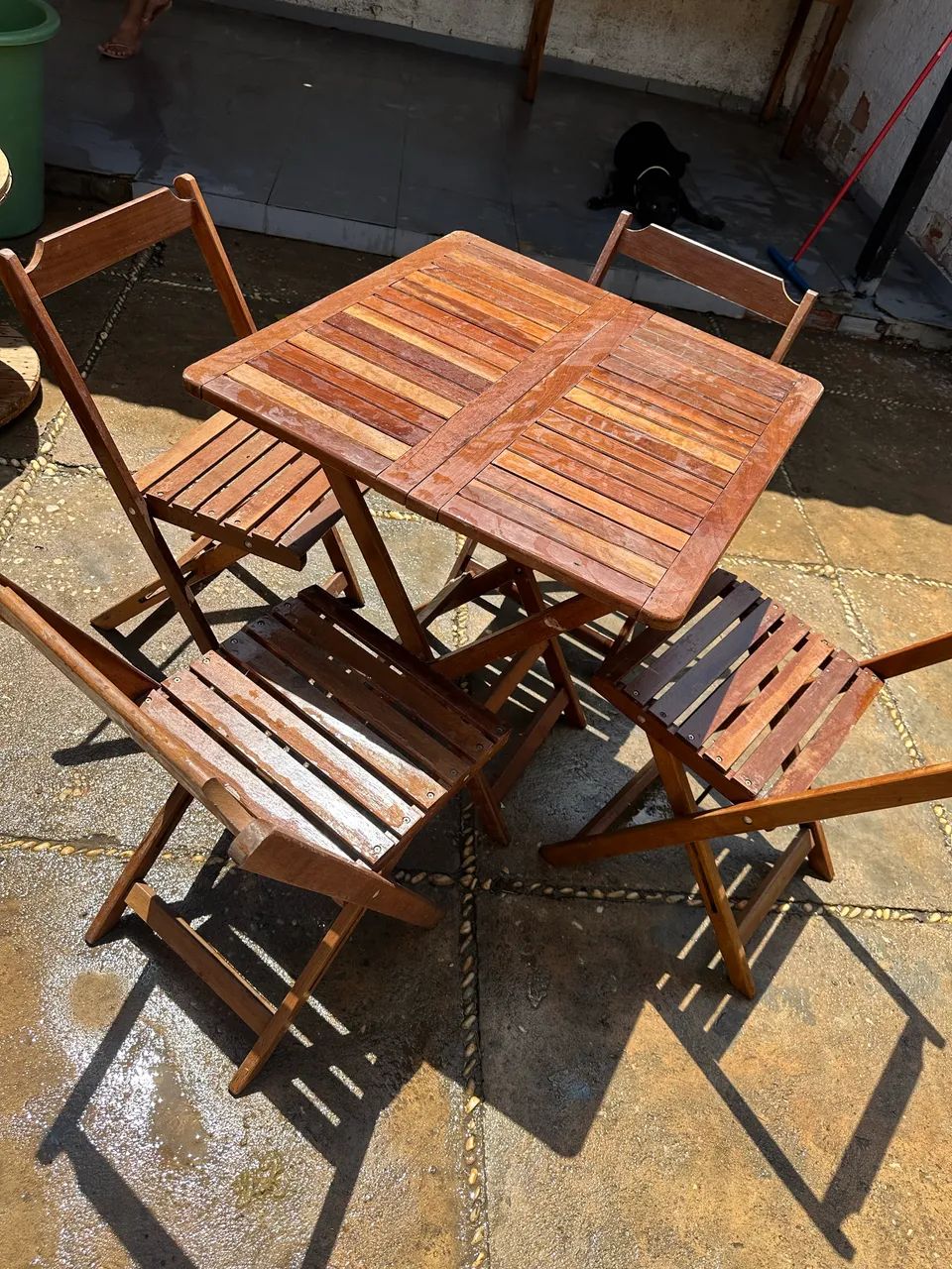 VENDE-SE CONJUNTO DE MESA + 4 CADEIRAS DE MADEIRA  - Foto 4