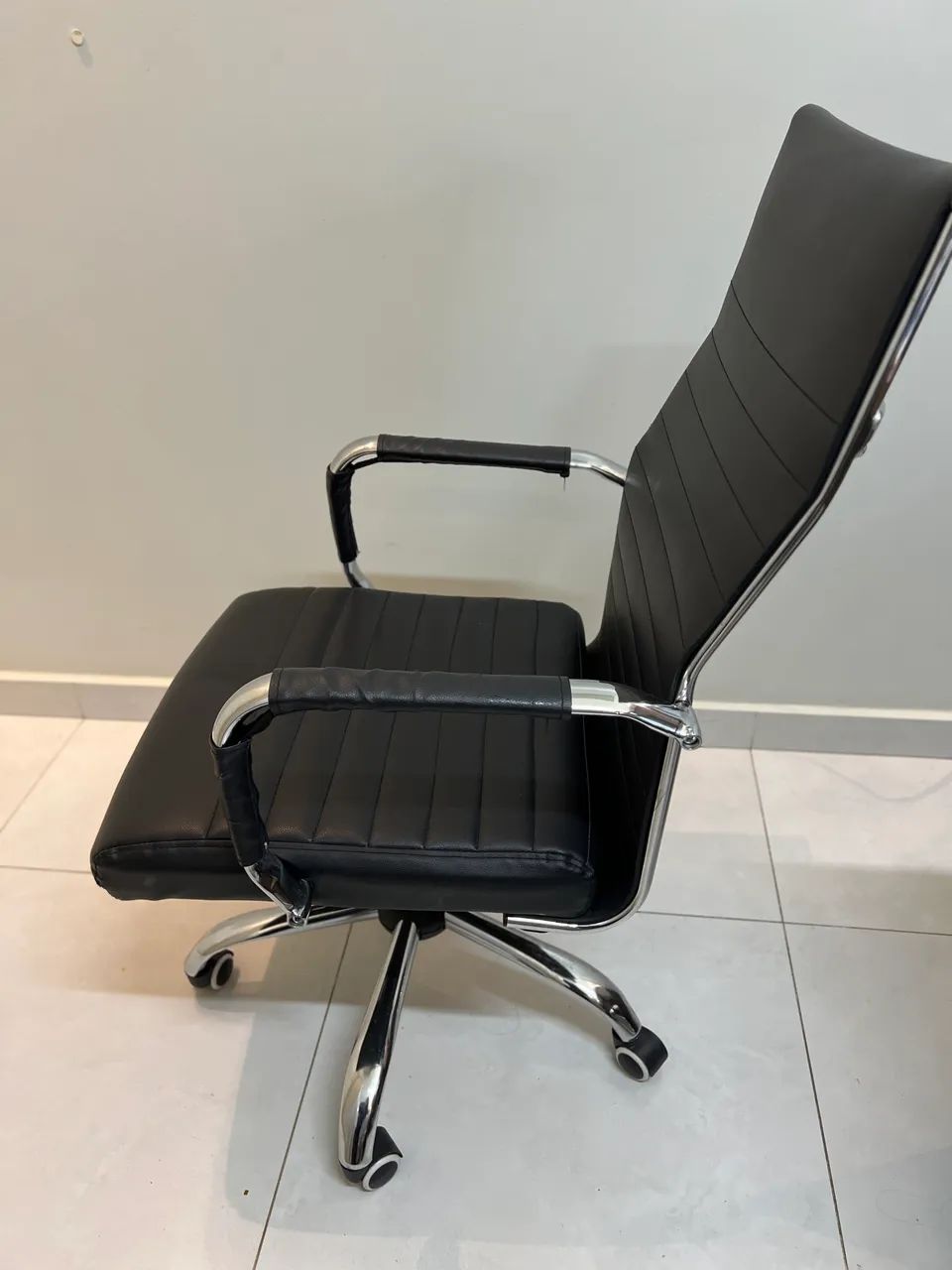 Cadeira De Escritório Presidente Ergonômica Base Cromada Giratória - Foto 3