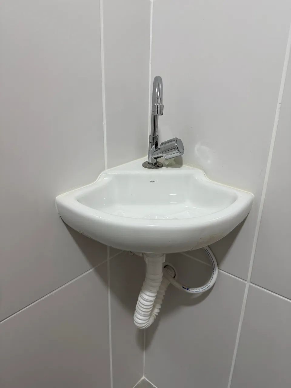 Bathroom sink435690041057617921