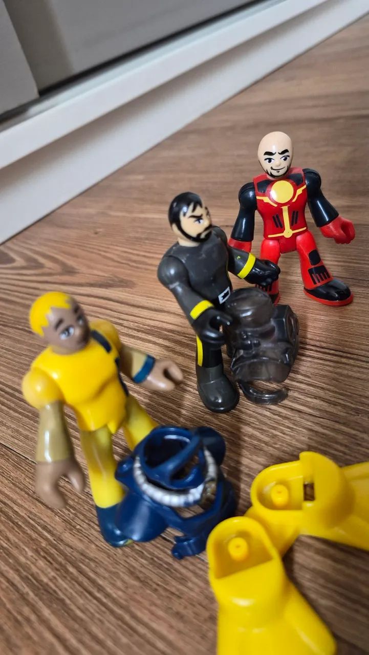 Bonecos articulados Imaginext 2 com acessórioss  - Foto 2