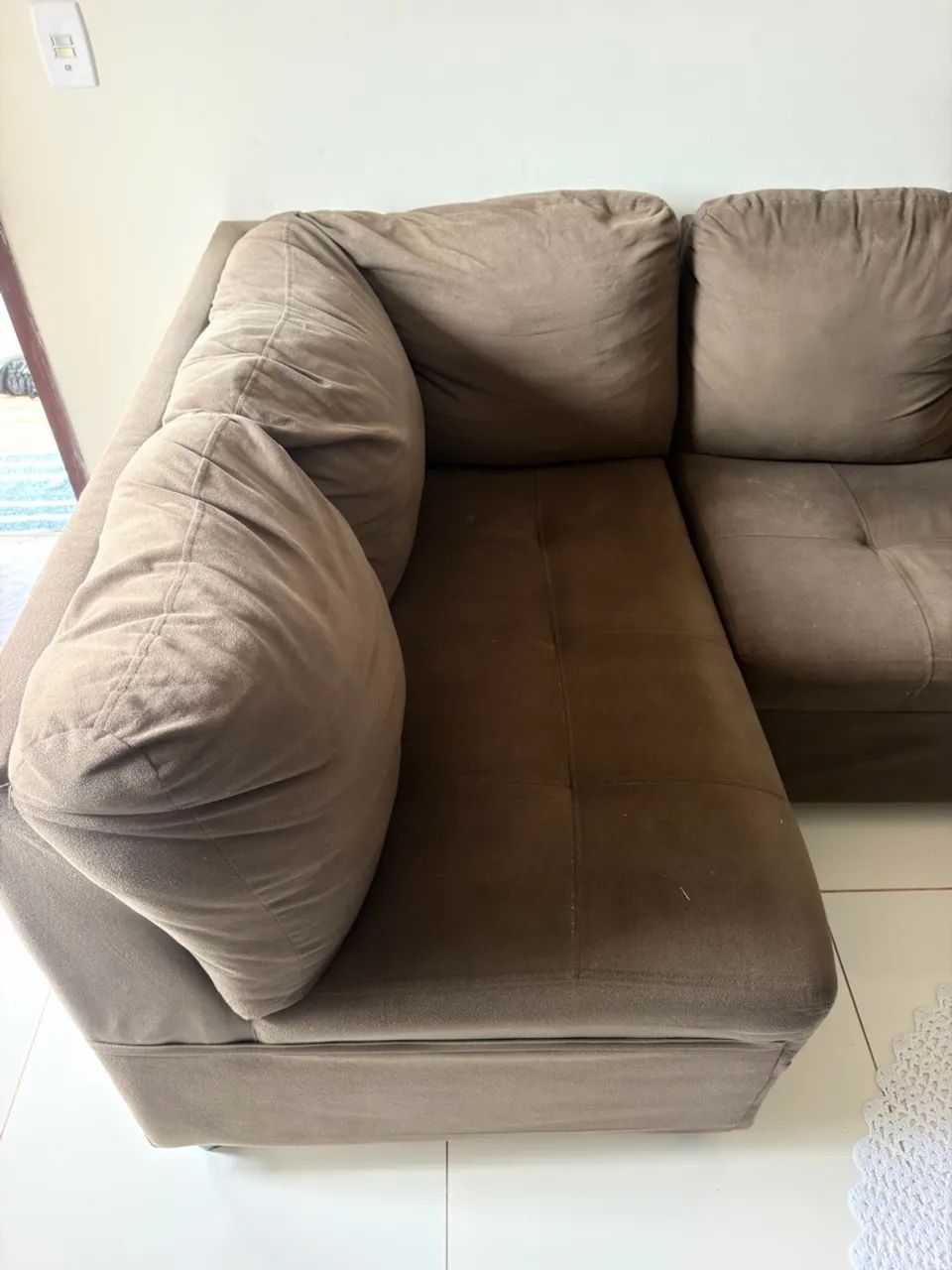 Sofá de canto em U com chaise - suede marrom - Foto 4