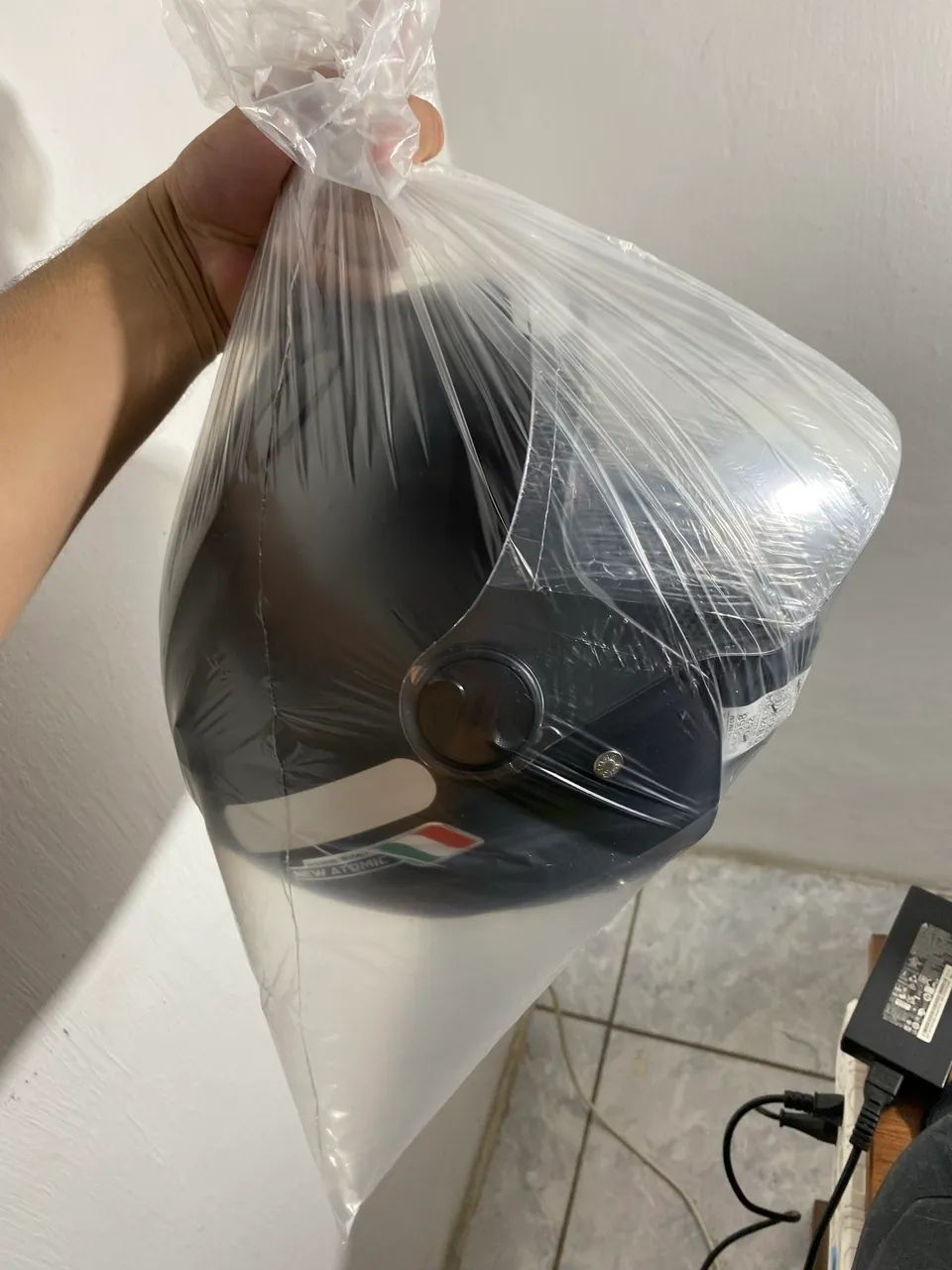 Capacete com óculos solar.