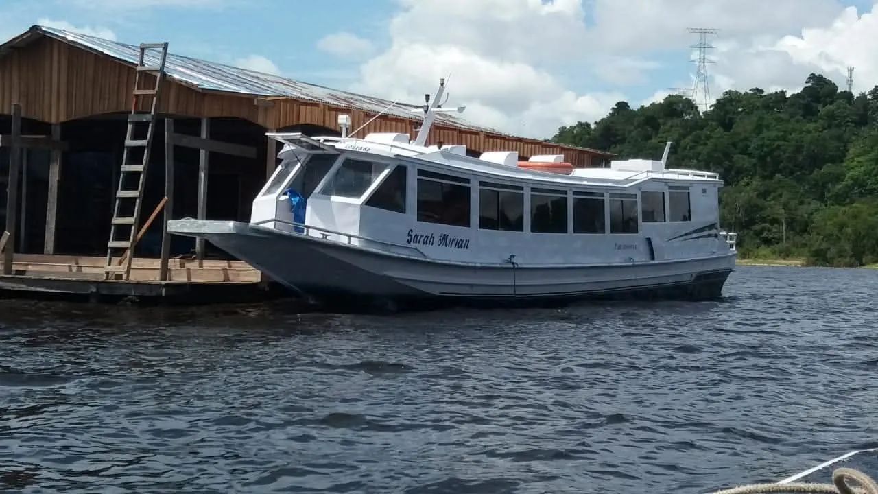 Lancha disponível para venda 