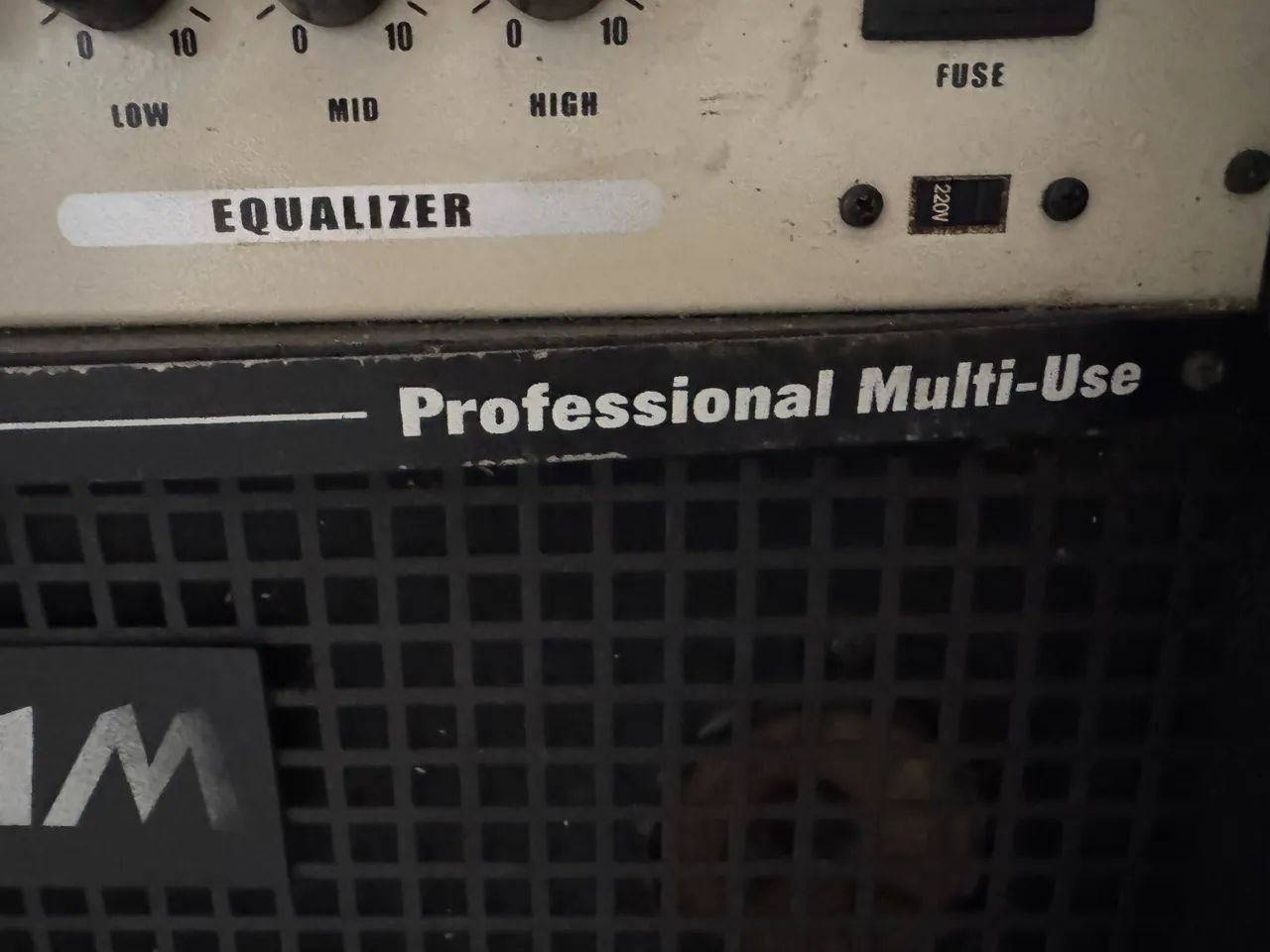 Vendo Caixa Amplificada e microfone 