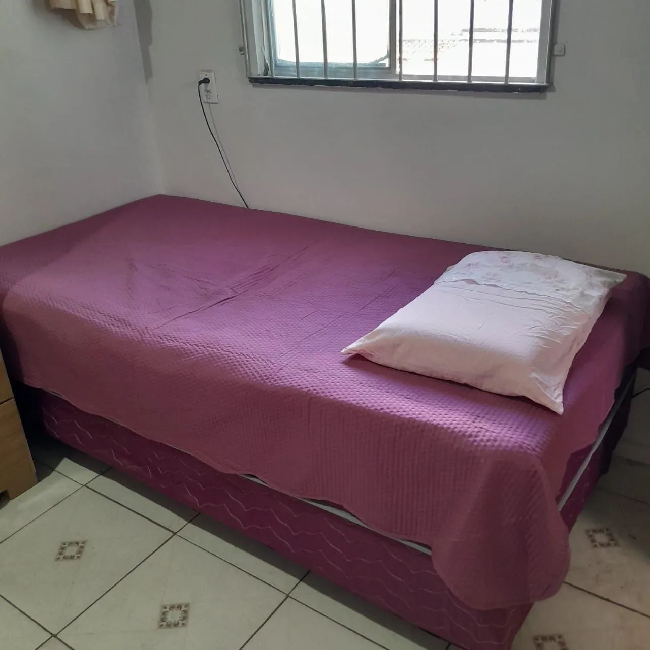 Cama box de mola de solteiroem bom estado 