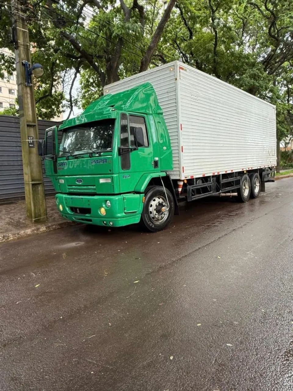 Ford Cargo 2428E Baú - Foto 2