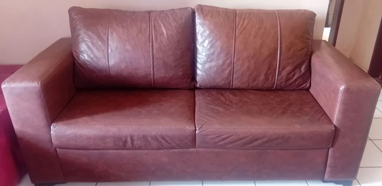 Sofá Marrom couro.