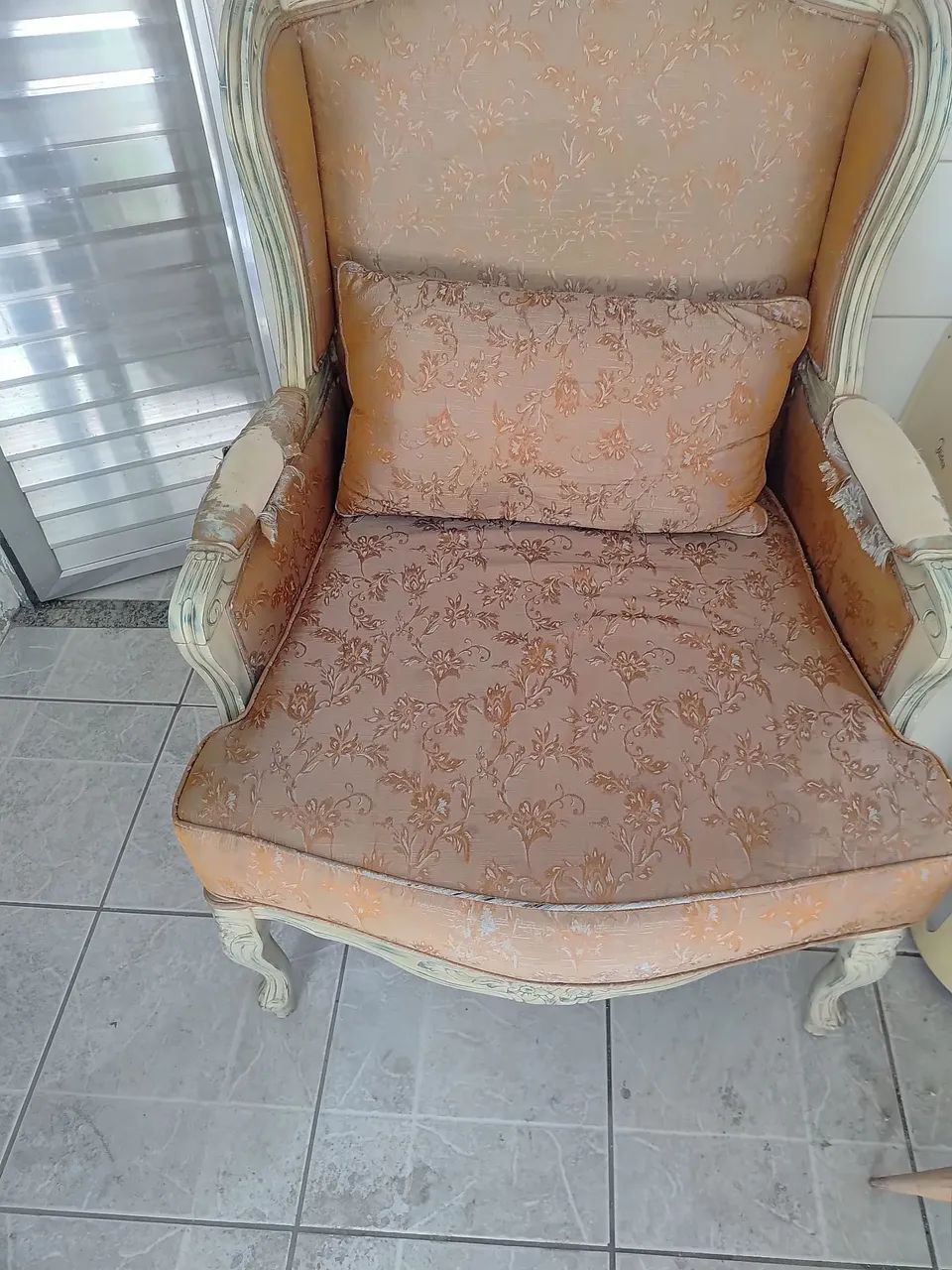 São  2 poltronas iguais, porém 1 se encontra  com defeito  nos dois braços.  - Foto 3
