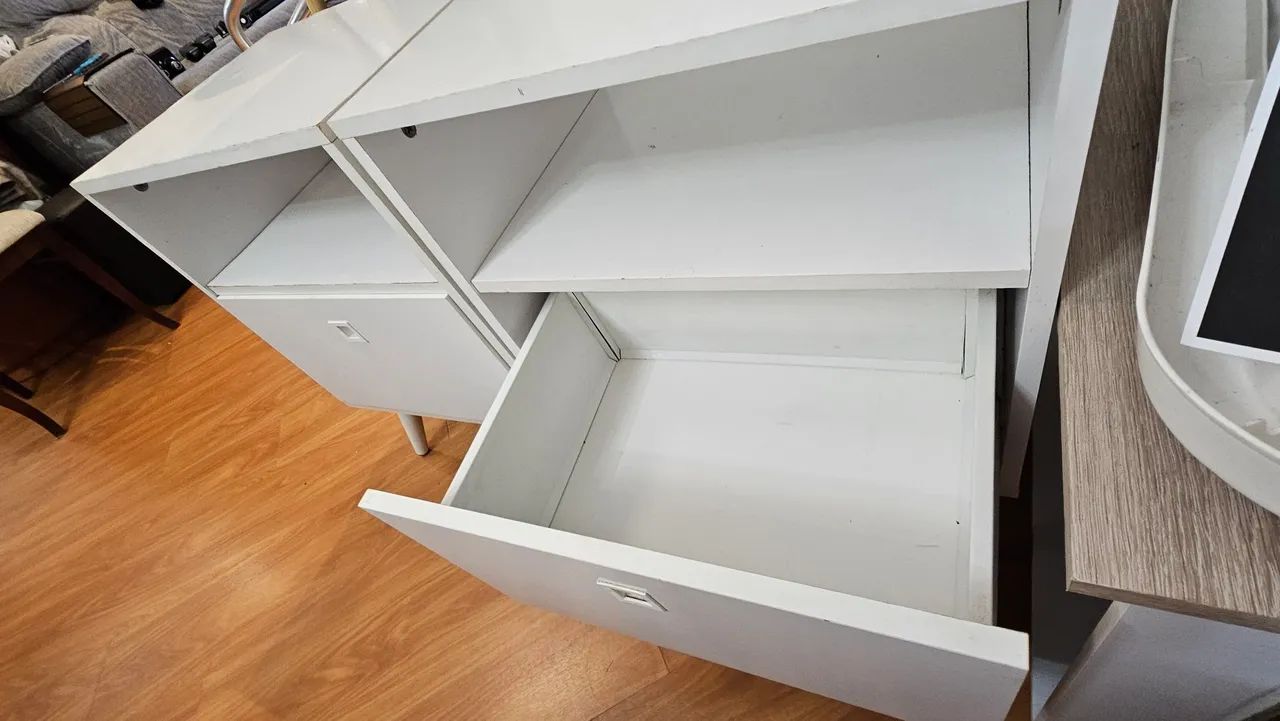 Par de Criados Mudos Retrô Brancos com Gaveta e Nicho (Mesa de Cabeceira) - Foto 3