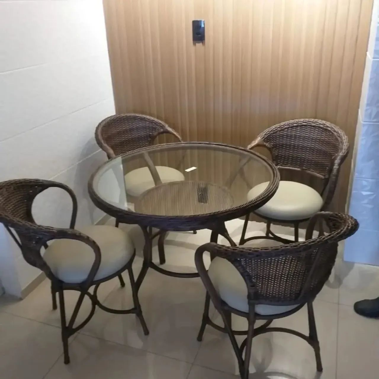 Conjunto mesa com quatro cadeiras  - Foto 2