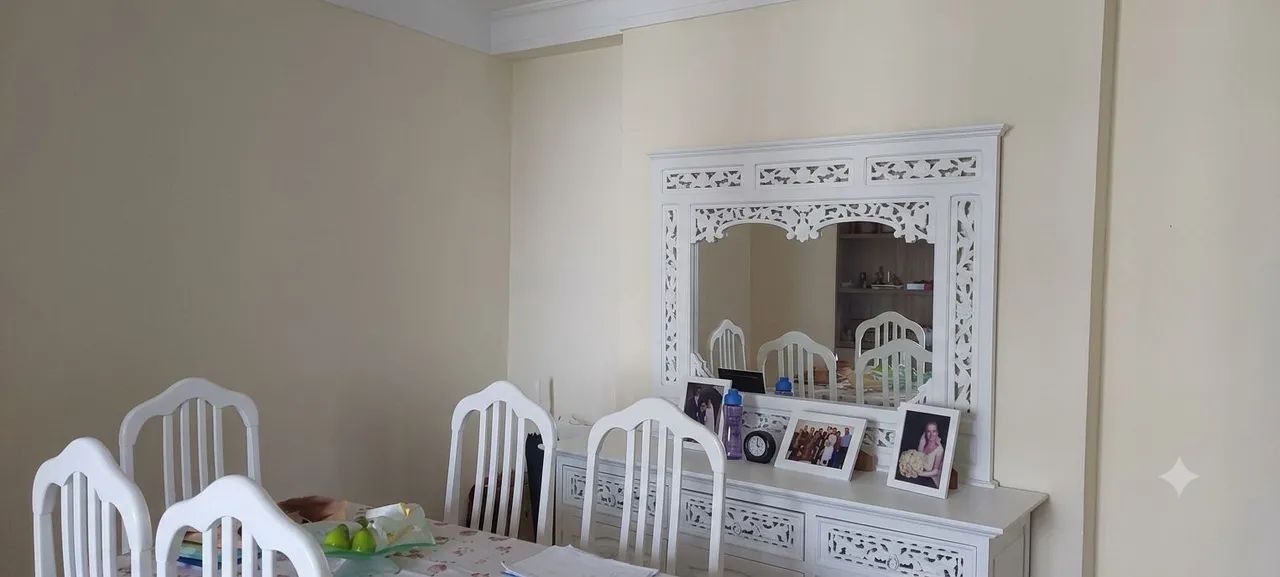 Conjunto de mesa, 4 cadeiras cristaleira e espelho brancos