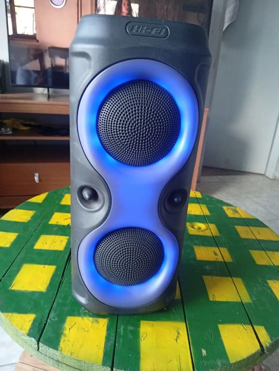 Caixa de som com bluetooth.