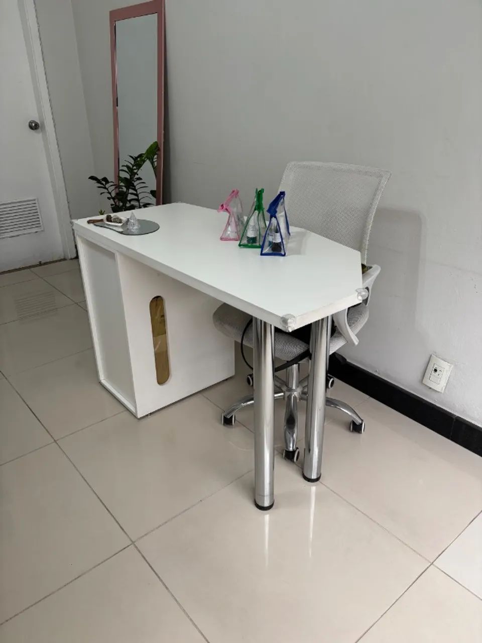 Mesa escritório em MDP e pé cromado + cadeira de brinde
