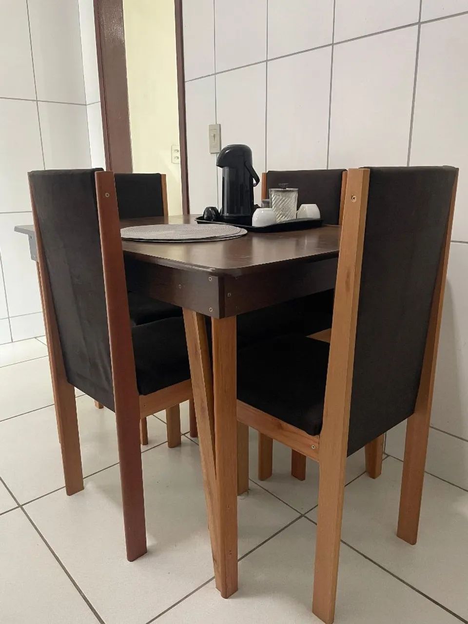 Mesa de Jantar com 4 Cadeiras - Madeira e Estofado Escuro