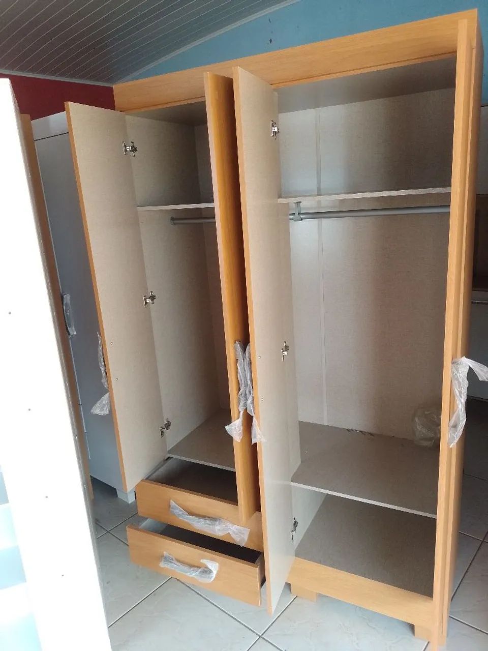 GUARDA ROUPA DE SOLTEIRO 4 PORTAS E 2 GAVETAS NOVOS NA CAIXA  - Foto 2