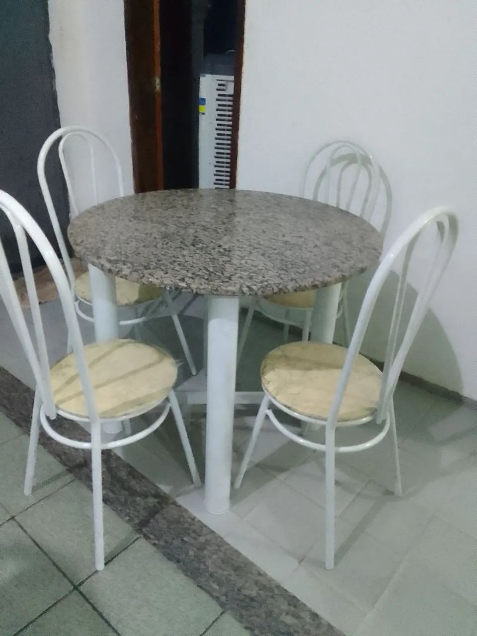 Mesa de mármore com quatro cadeiras - Foto 2