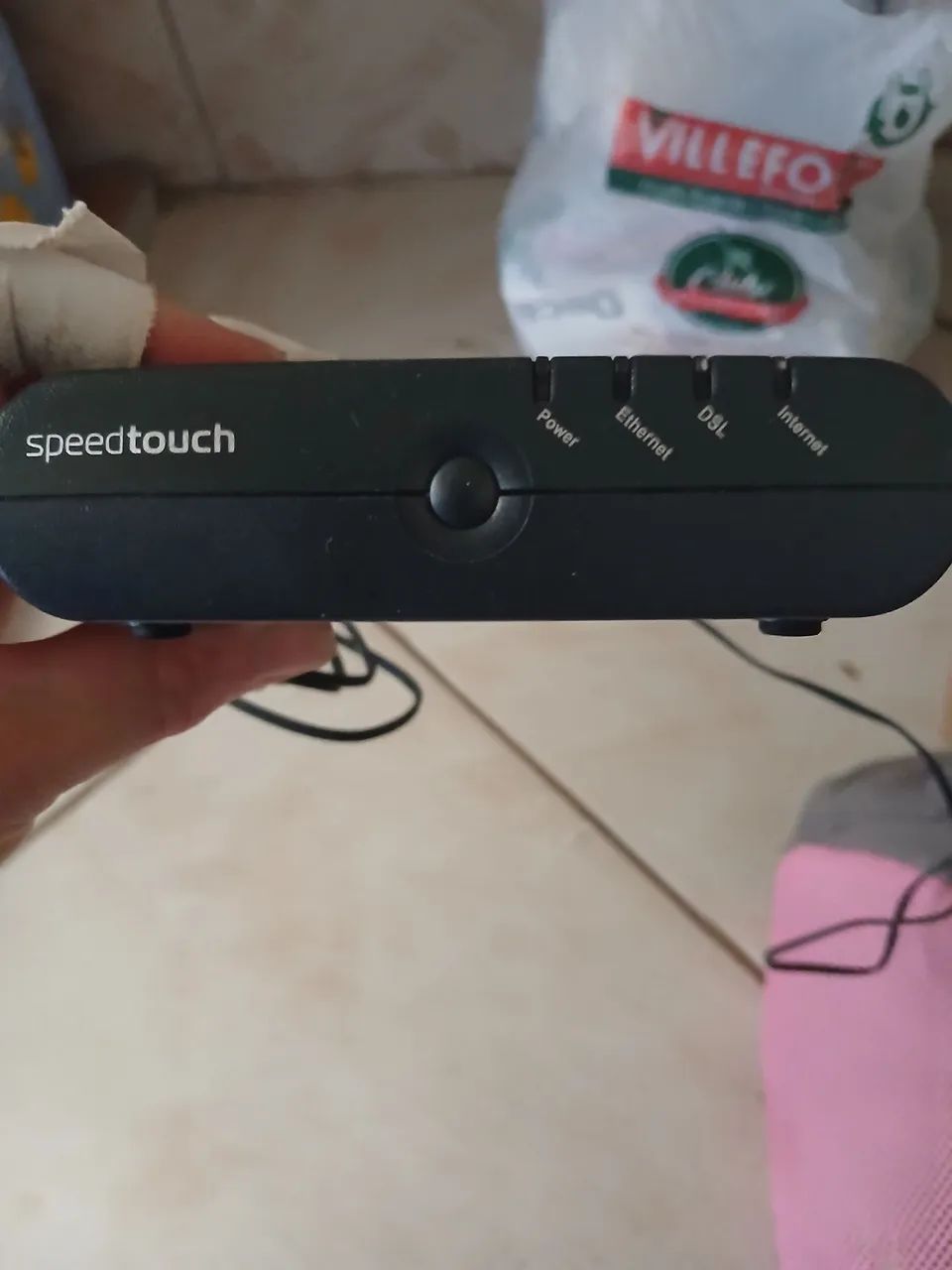 Modem na caixa com cabos - Foto 2