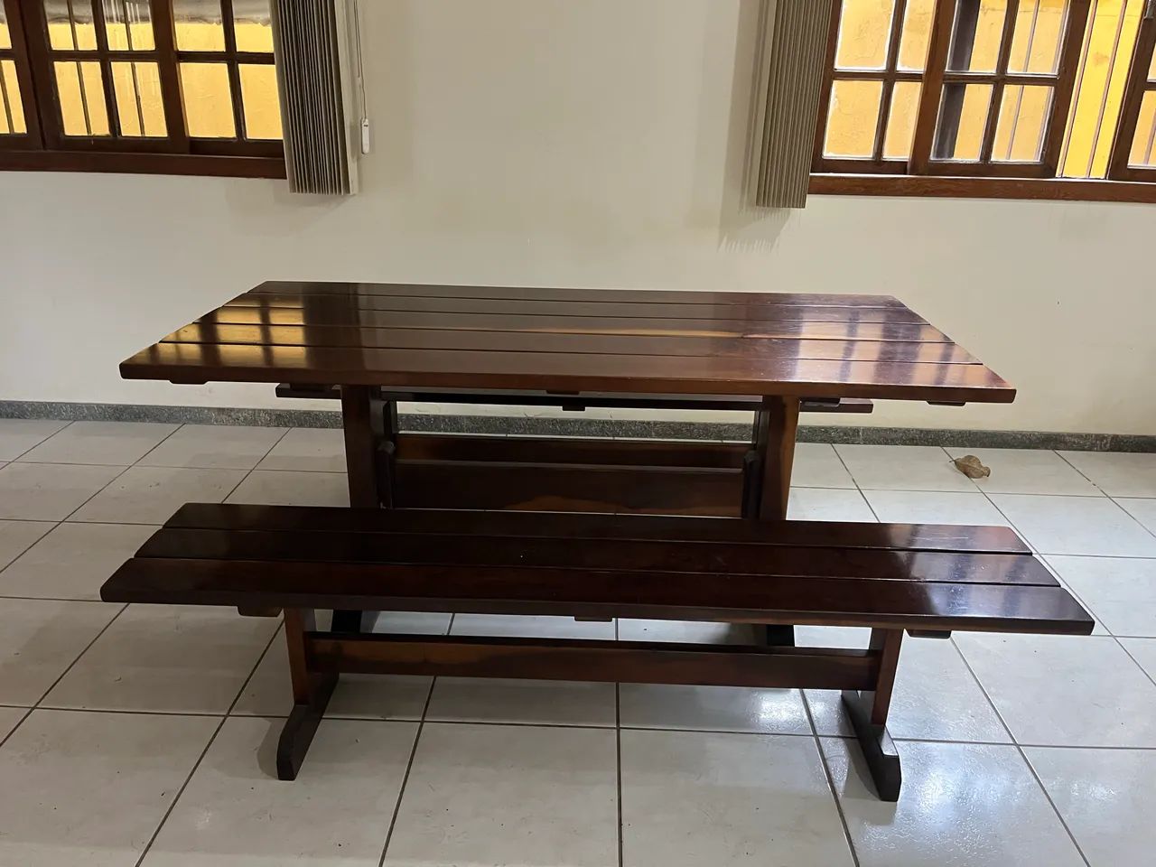 Mesa em madeira com bancos  - Foto 2