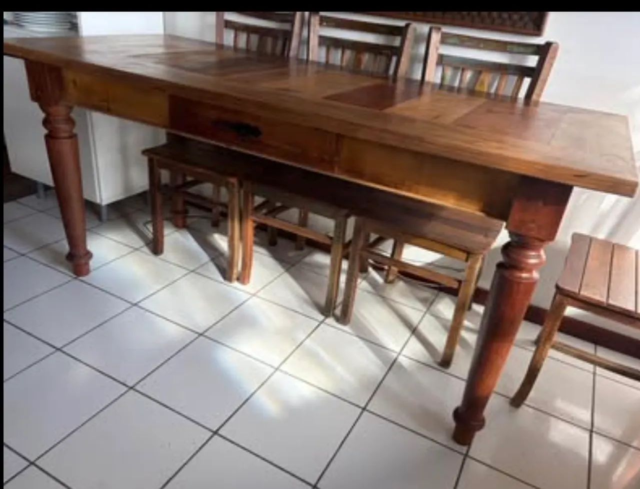 Linda mesa de jantar em madeira maciça.  - Foto 4