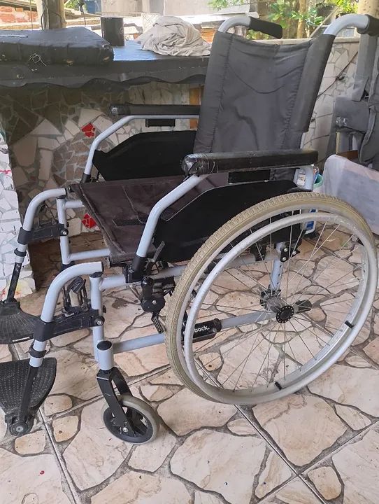 Cadeira de roda grande marca ottobock acento 55cm