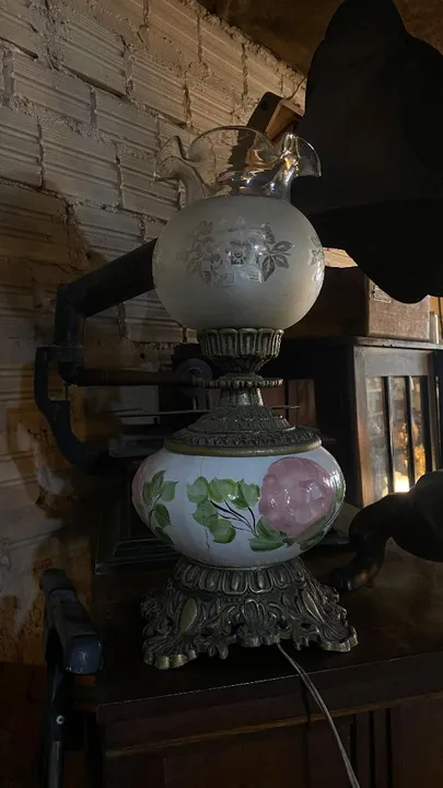Abajur Antigo pata choca em porcelana.