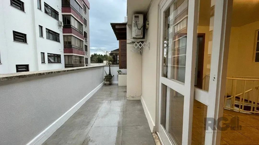 Excelente duplex de 2 dormitórios semi mobiliado. Living da parte inferior com espaço que  - Foto 11