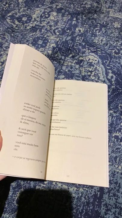 Livro a bruxa não vai para a fogueira neste livro de Amanda Lovelace - Foto 3