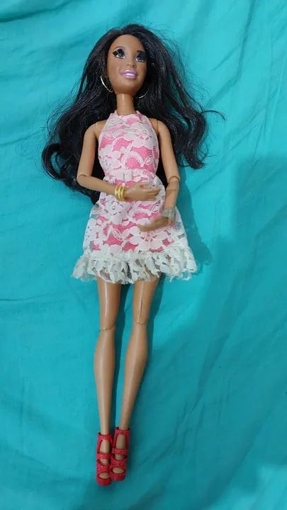 Boneca Barbie em vestido rosa e branco