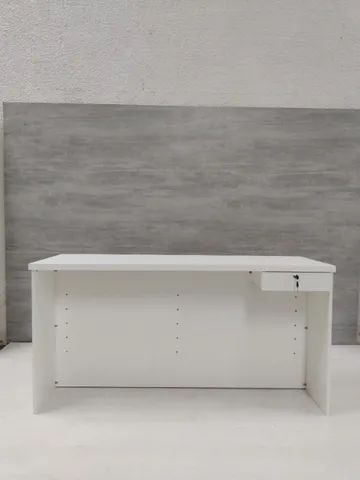 mesa reta com detalhe canelado branca 150cm - Foto 4