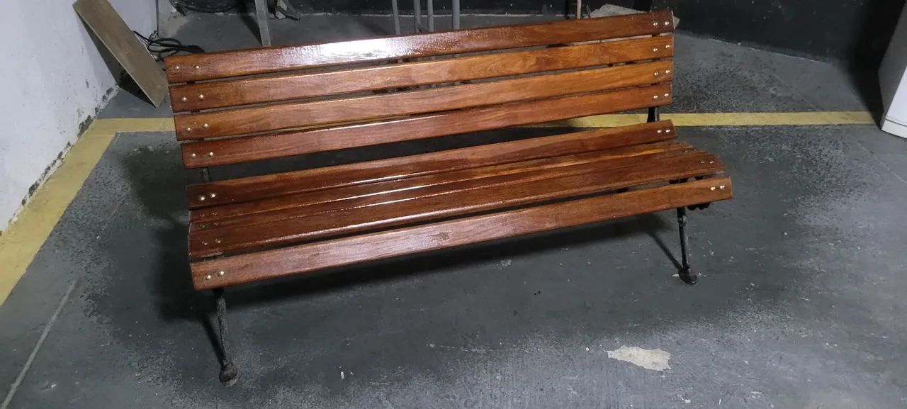 Banco de Madeira de Jardim