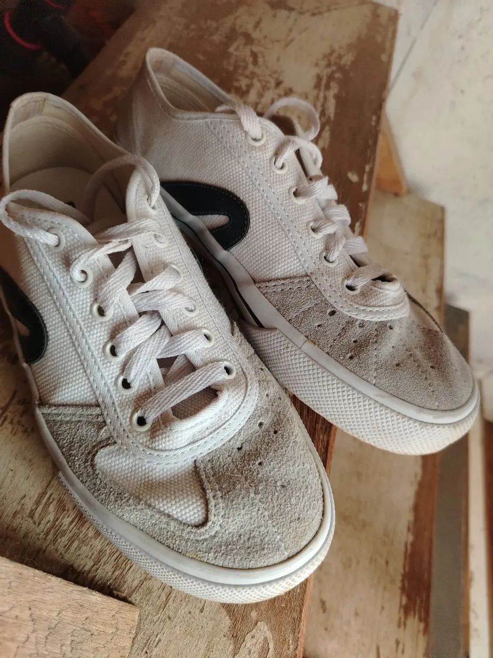 Tênis branco com detalhes em cinza