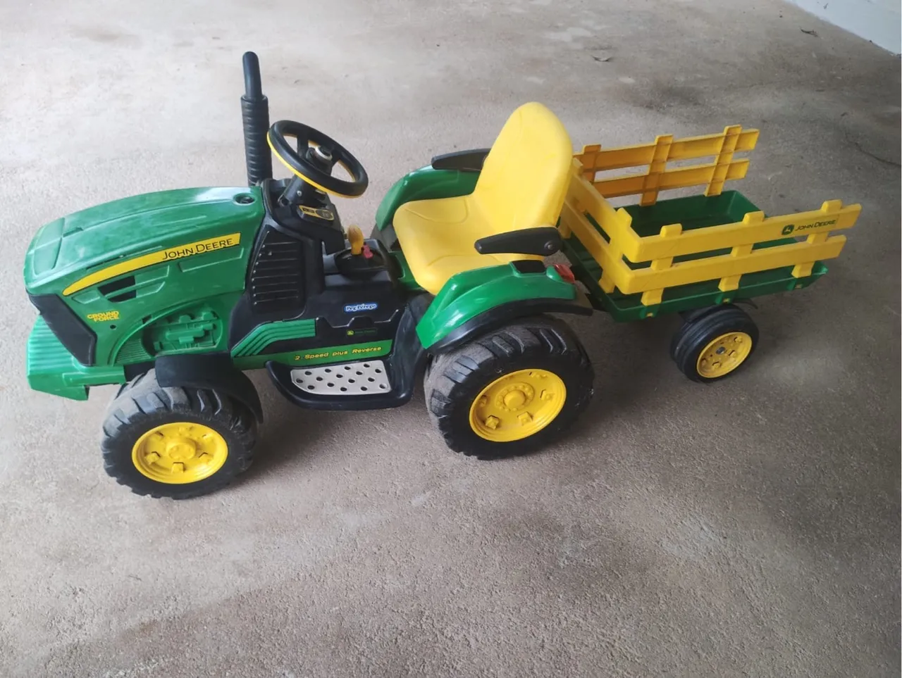 Trator Infantil John Deere com Carreta - Diversão Garantida!