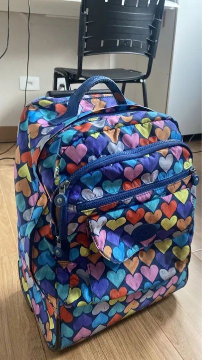 Mochila de rodinhas com estampa de coração