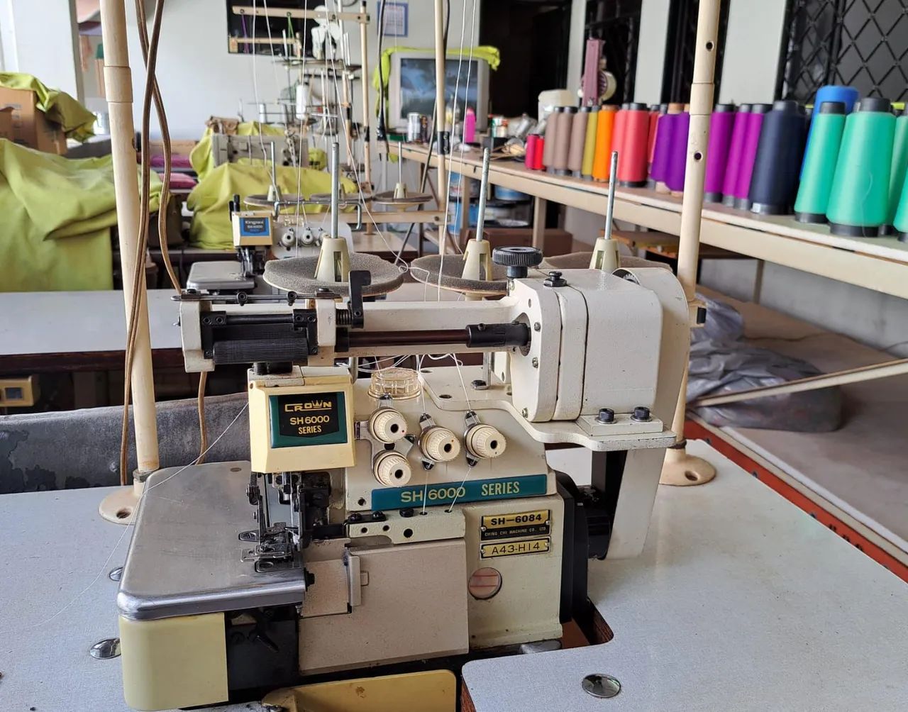 Máquina de Costura Overlock ponto cadeia com zeromax de fábrica único dono - Foto 3