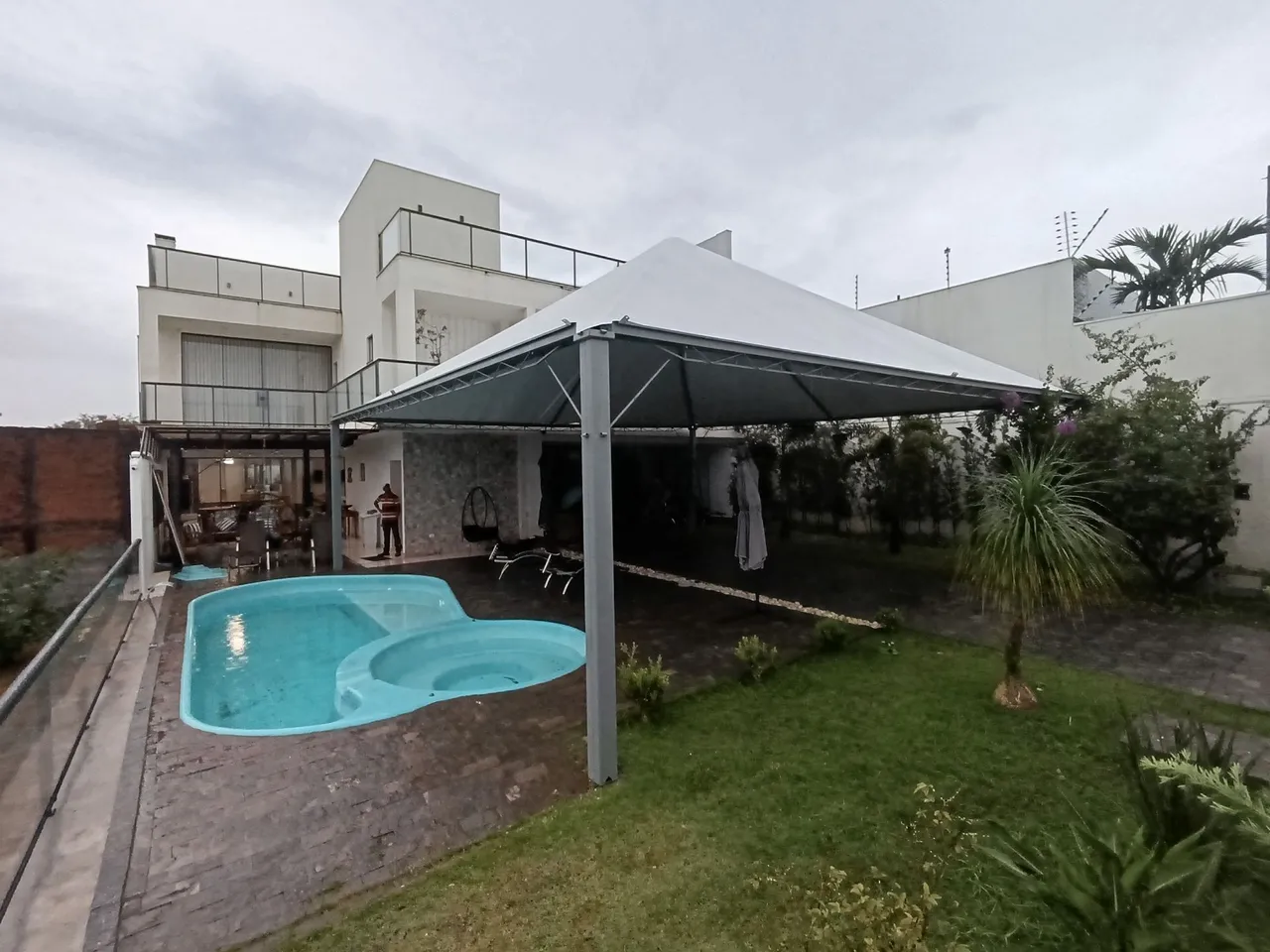 Barraca / Tenda 10x10 PIRAMIDAL COM CALHAS E LONAS ANT-CHAMAS