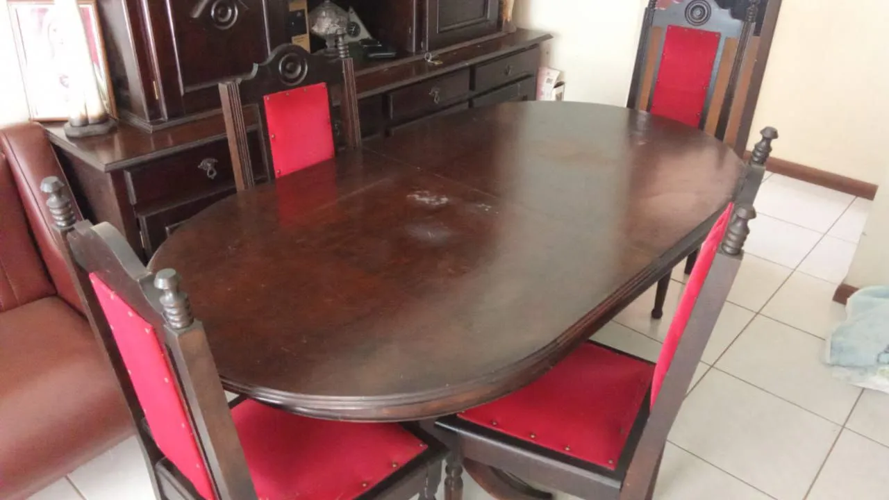 Mesa de Jantar de Madeira Maciça com 8 cadeiras com estofado novo